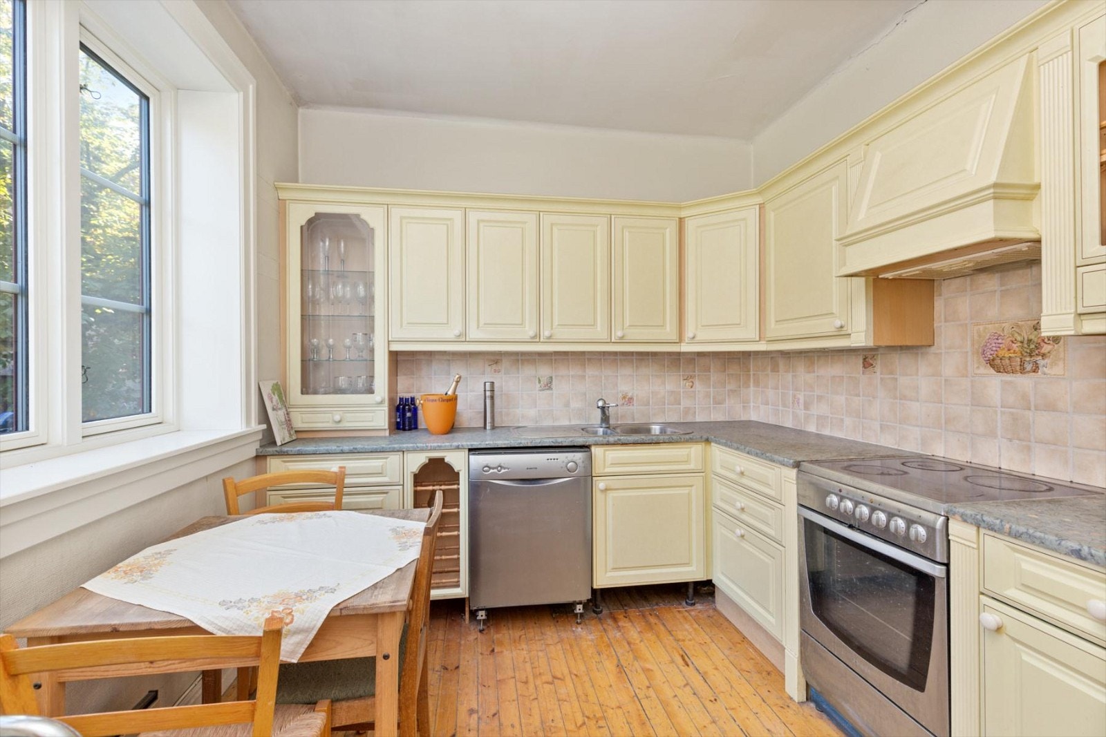 Kjøkken med profilerte fronter og store vindusflater Galleribilde