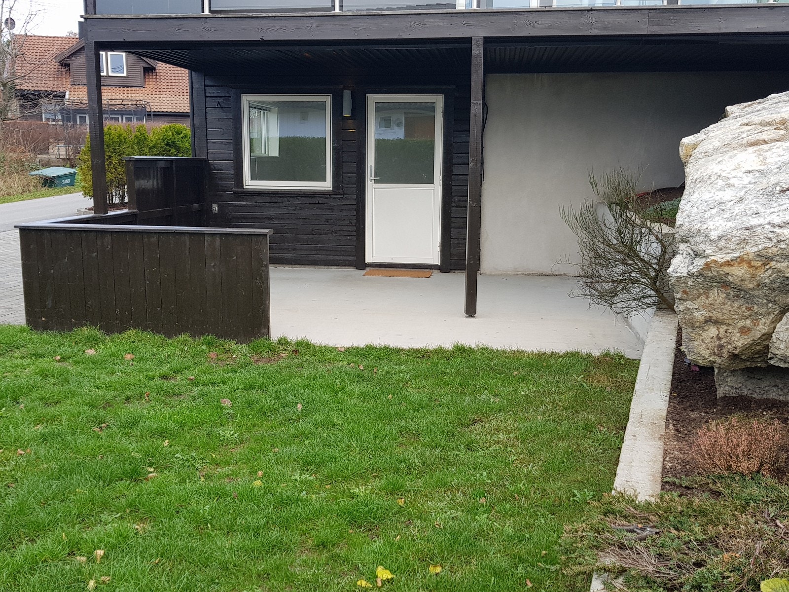 Stor terrasse, solrik Galleribilde