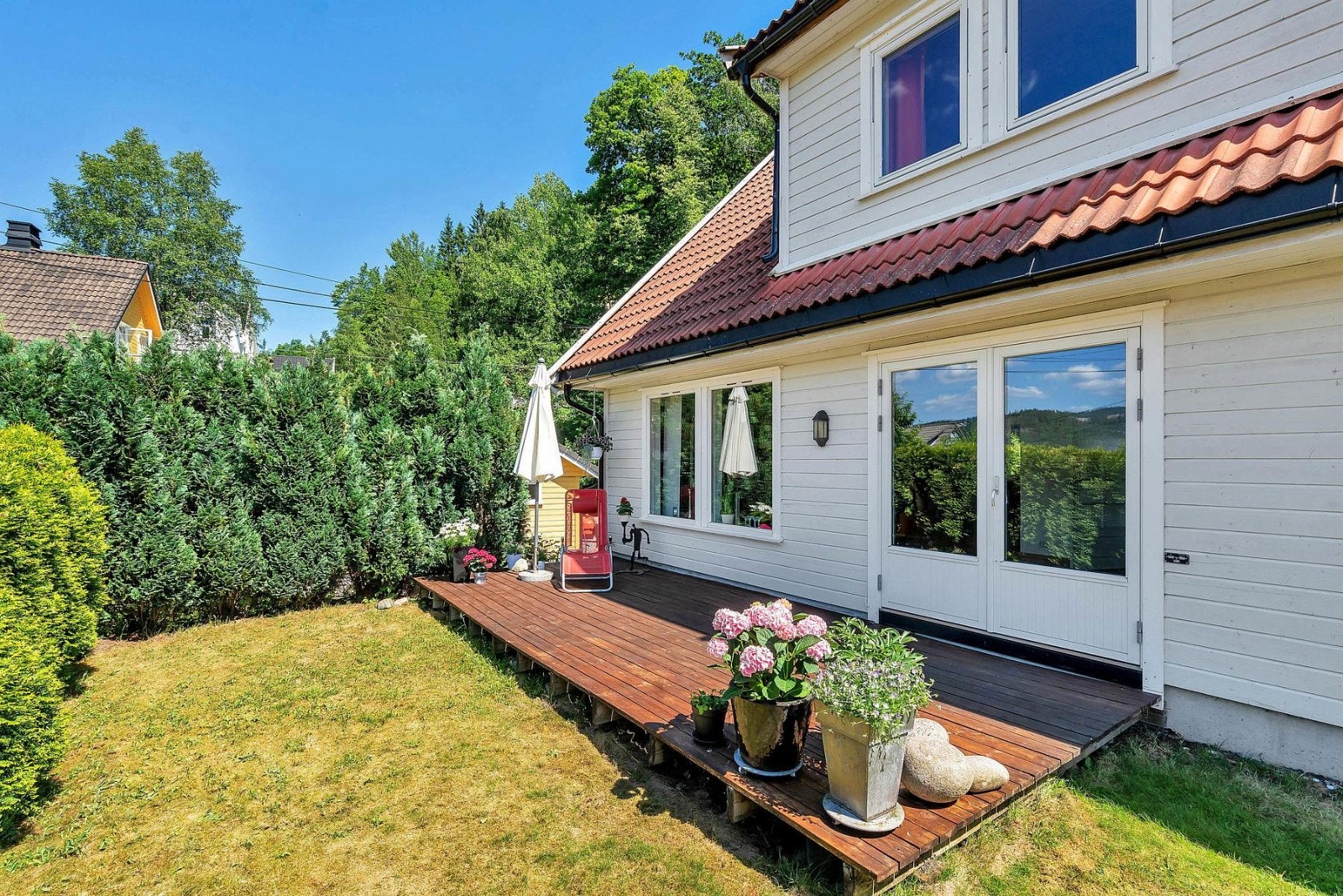 Terrasse med sol fra formiddag til ca kl. 21.30 sommerstid, iflg. eier. Galleribilde