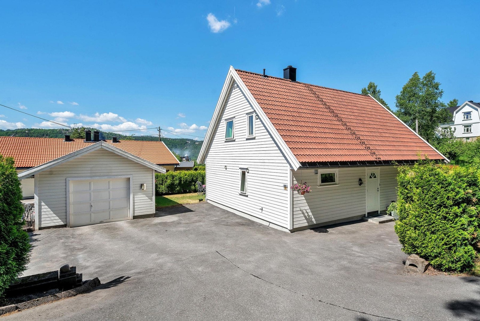 Romslig og asfaltert gårdsplass. Parkering i garasje samt på egen grunn. Galleribilde