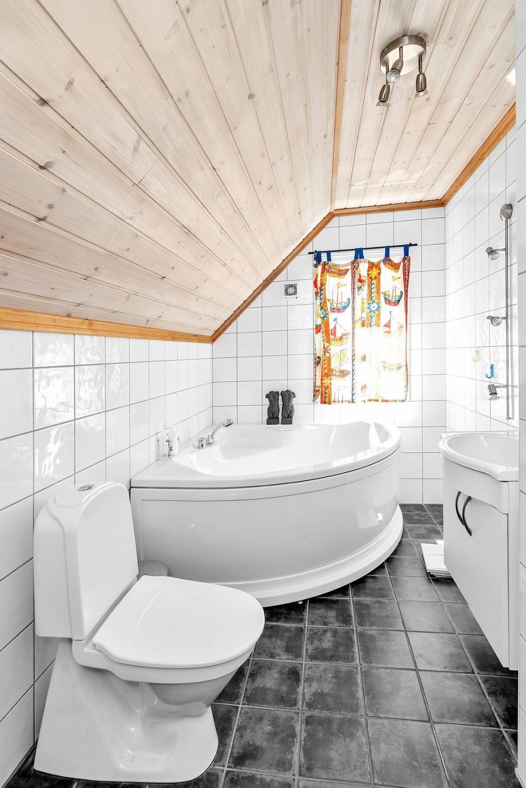 Flislagt bad i 2.etg. Innredning med sevant. Wc. Hjørnekar. Varmekabler. Galleribilde