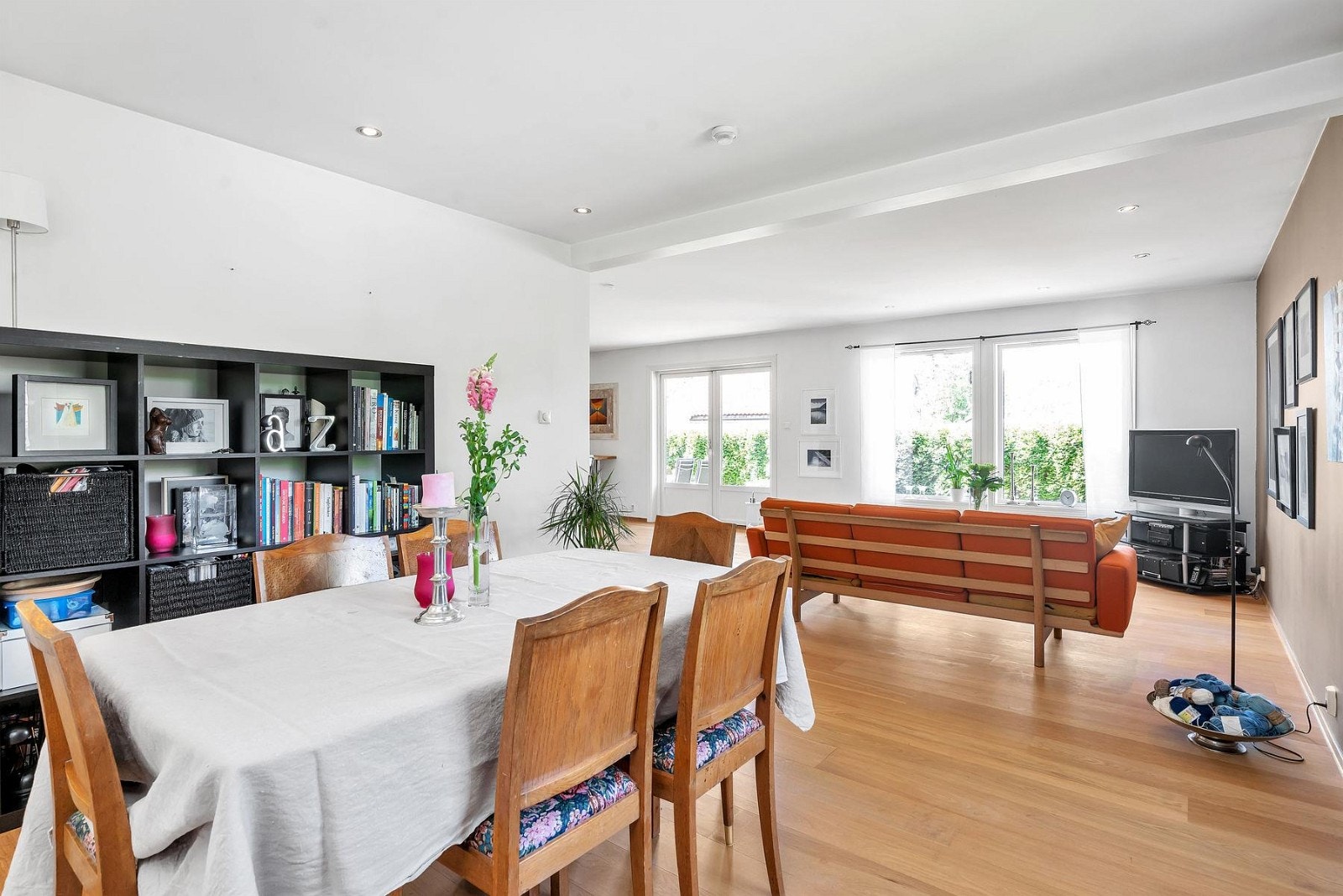 Spisestue med mulighet for å dekke langbord. Ved behov for et 4 soverom kan det settes opp en vegg mot stue. Galleribilde