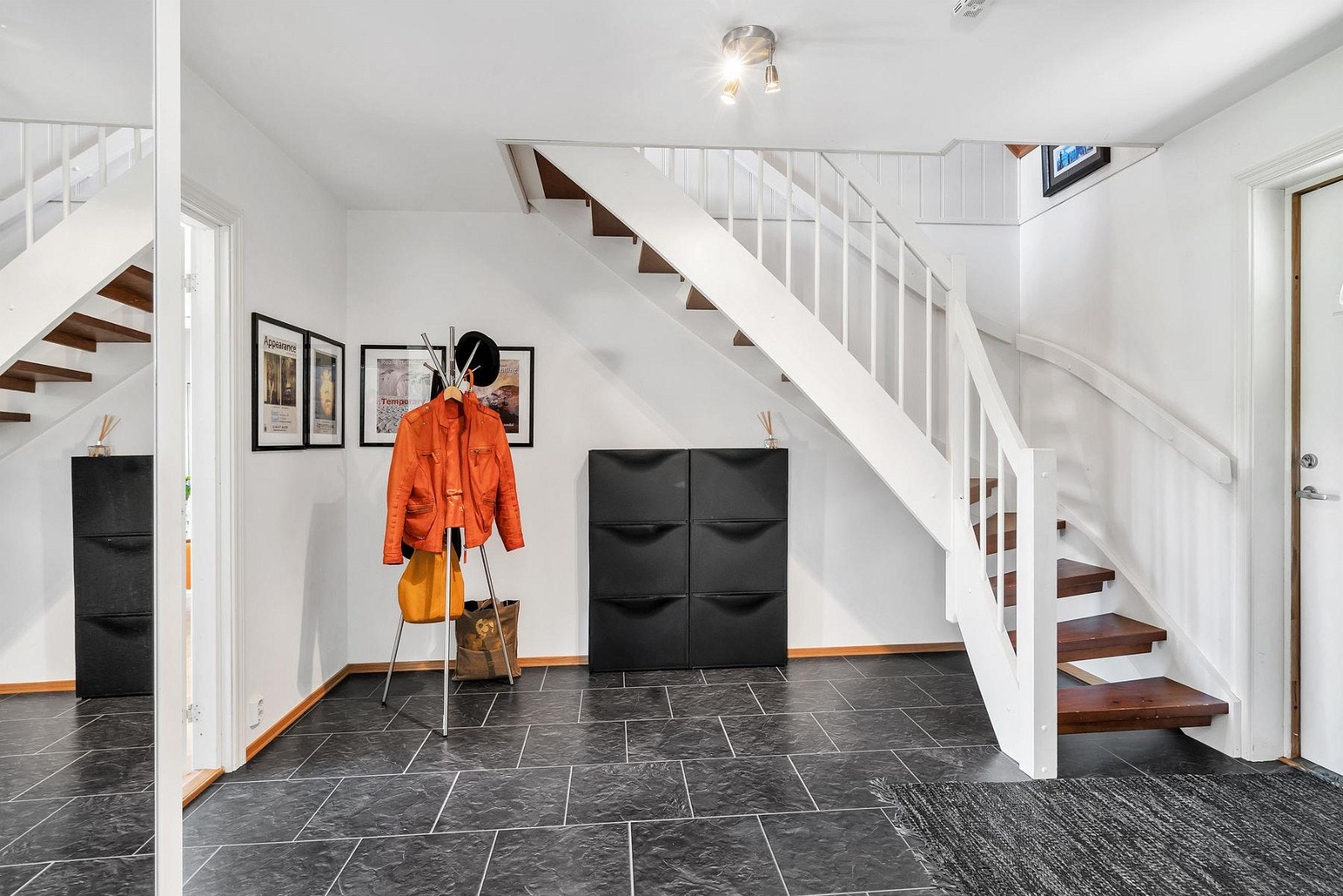 Hall med god plass til yttertøy og sko Galleribilde