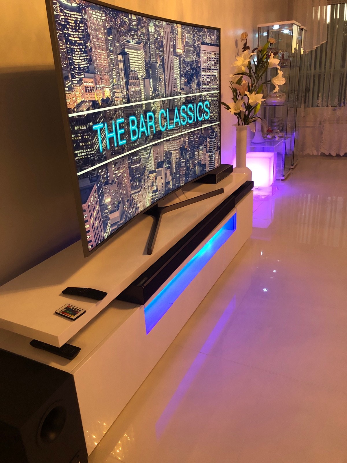 TV bench and curved TV 65’ tommer Galleribilde