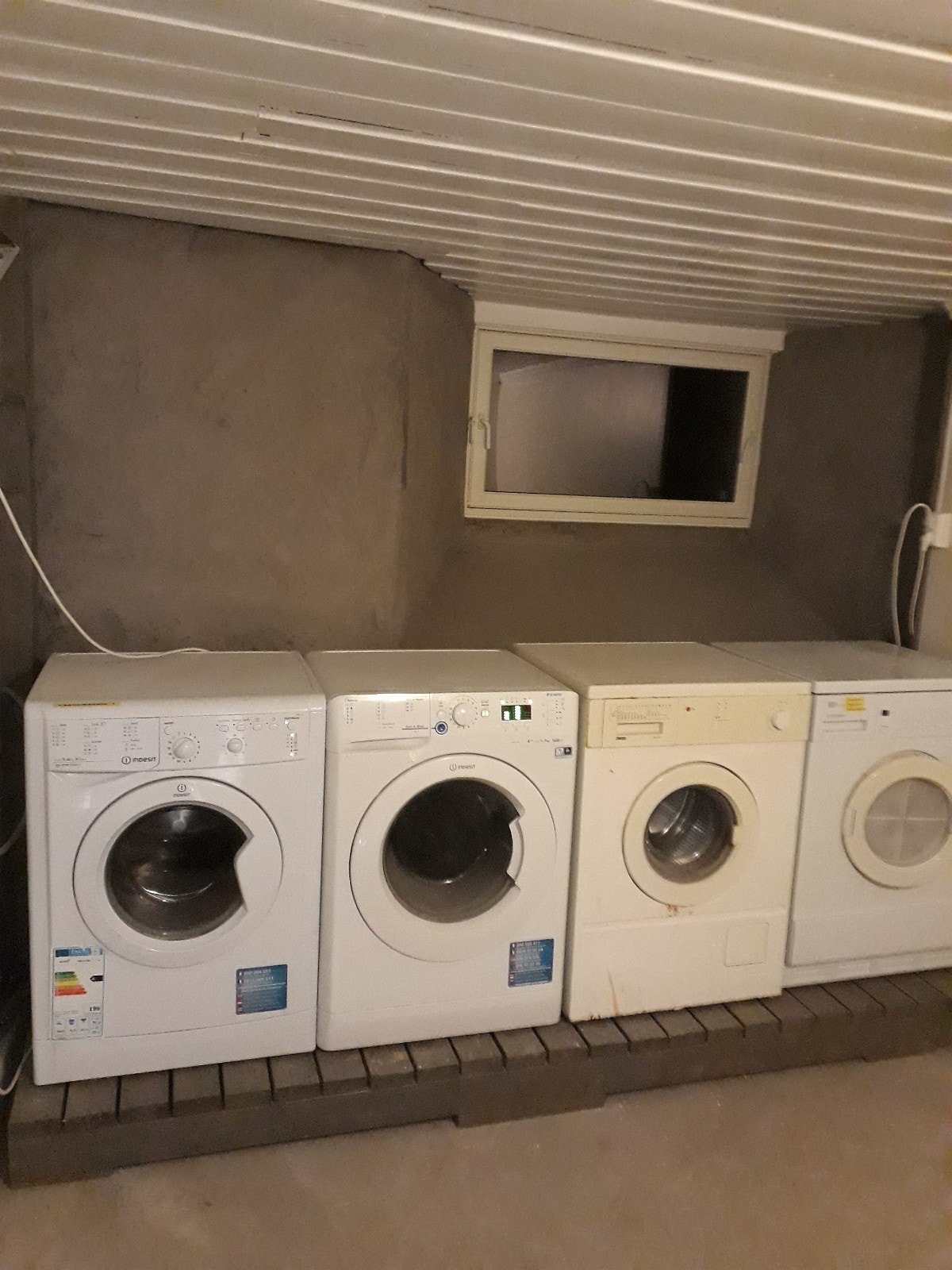 Felles vaskeri med tørketrommel i kjeller Galleribilde