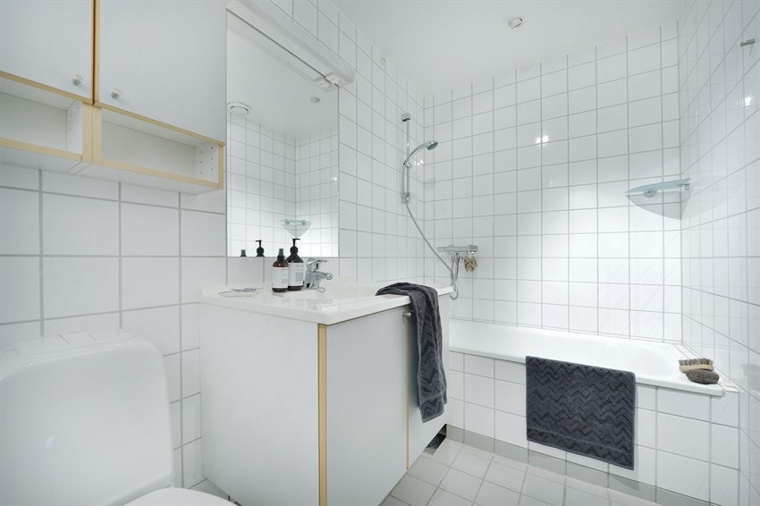 Lekkert, lyst og romslig bad med varmekabler i gulv og downlights i himling Galleribilde