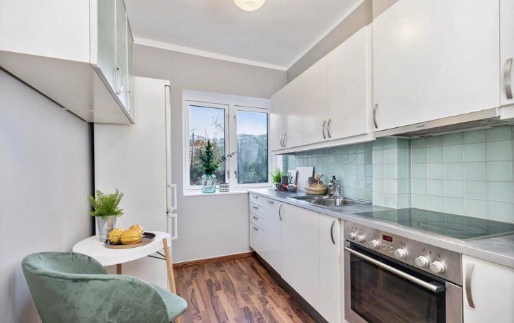 Lekkert og separert kjøkken med god plass til spisebord. Hvitevarer medfølger. Galleribilde