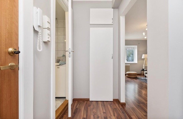 Lyst og trivselig inngangsparti Galleribilde