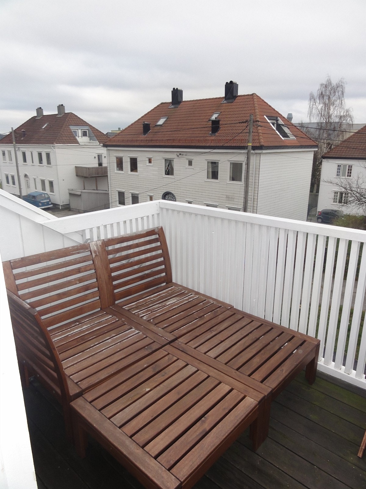 Fra veranda mot byen, "sofa" har blitt erstattet med stoler Galleribilde