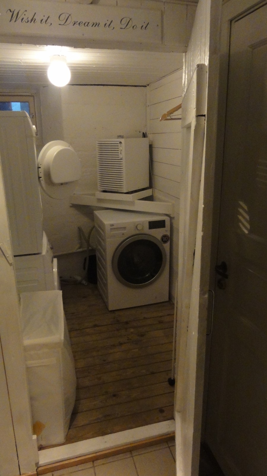 Egen vaskemaskin/tørketromme i vaskerom i kjelleren Galleribilde