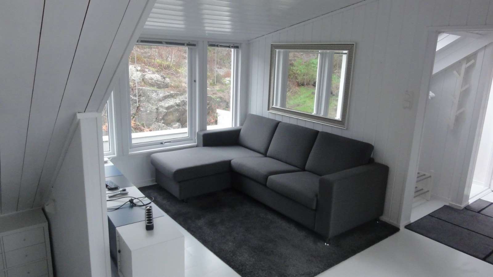 Sofa foran TV mot Baneheia Galleribilde