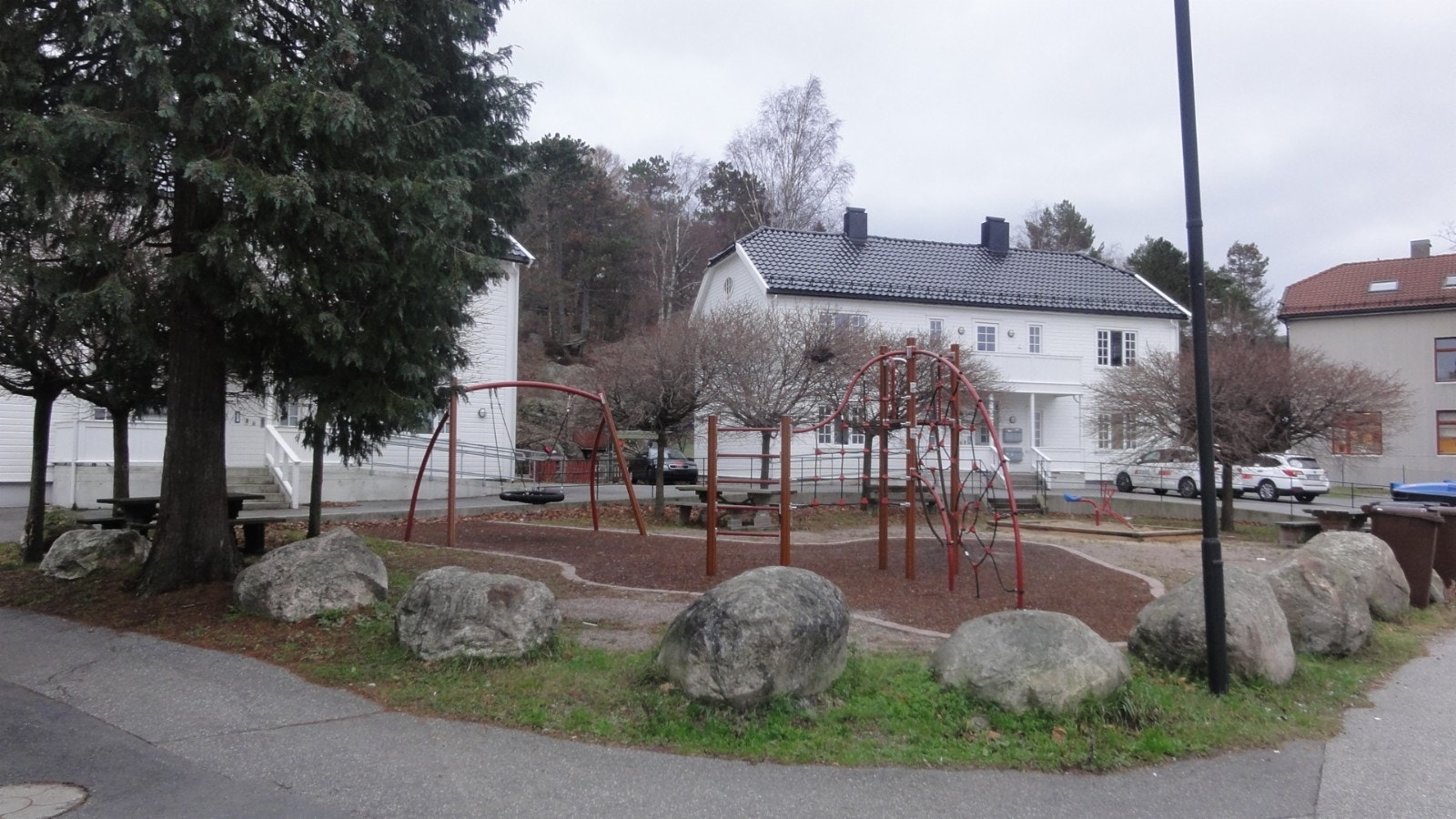 Nærområde med lekeplass Galleribilde