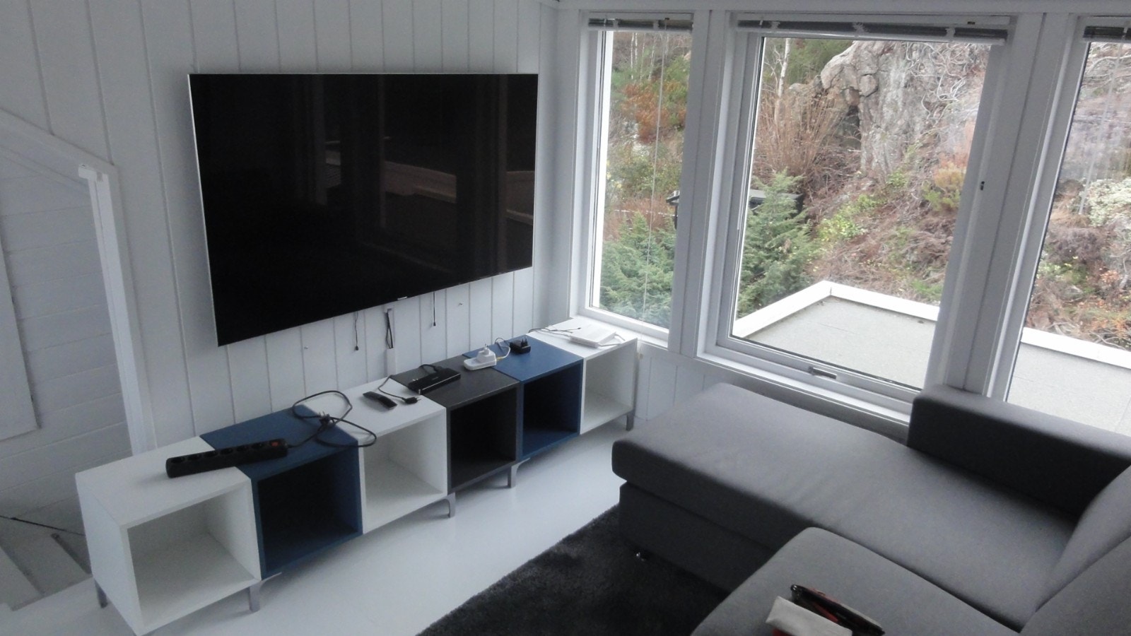 TV og benk Galleribilde