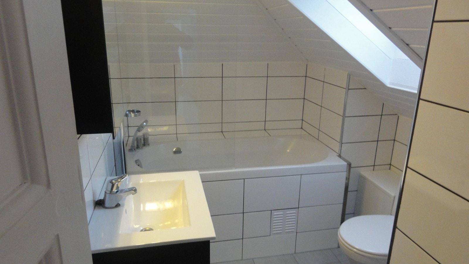 Bad med badekar og dusj Galleribilde