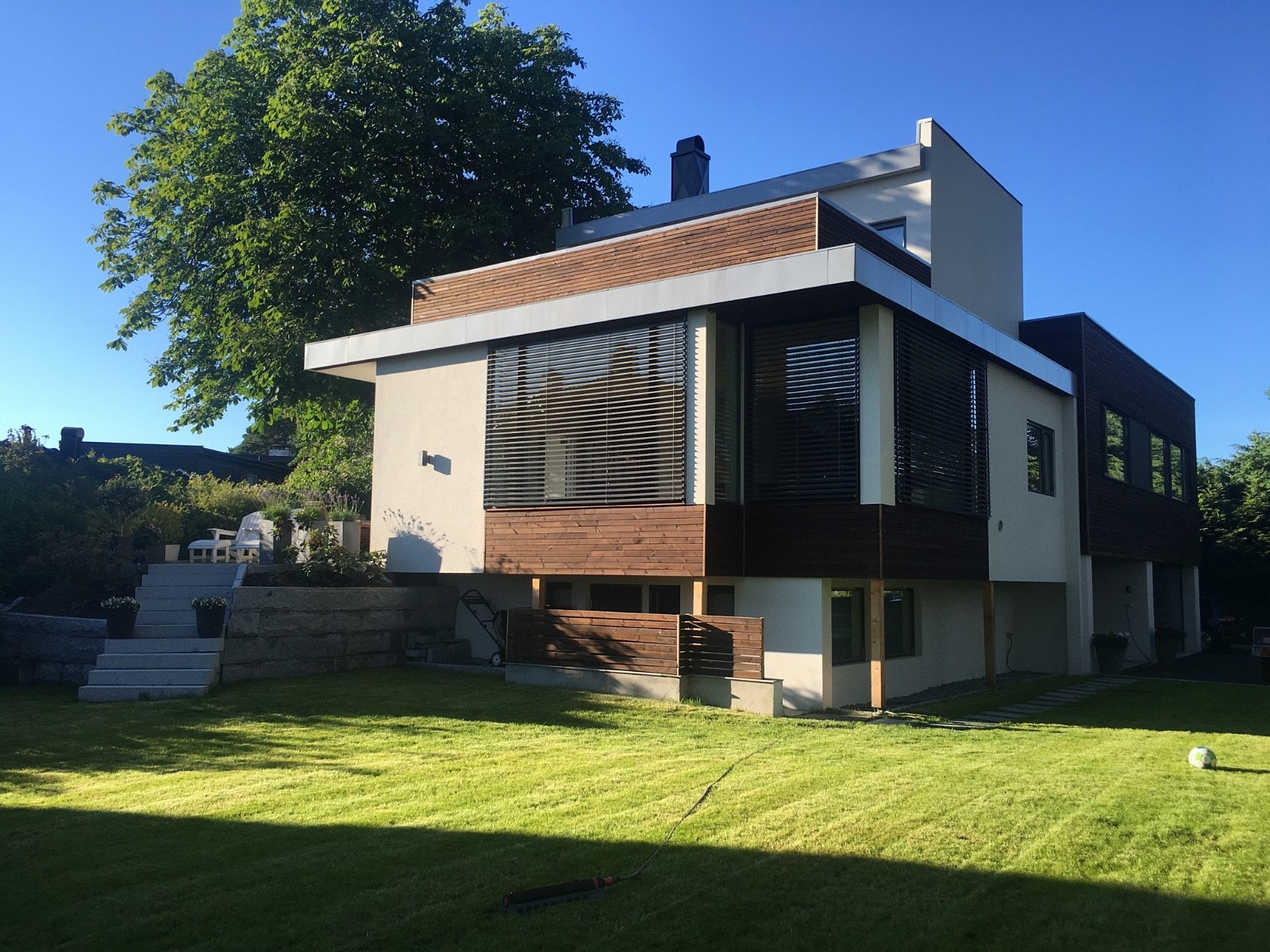 Nytt moderne hus med flott hage. Galleribilde