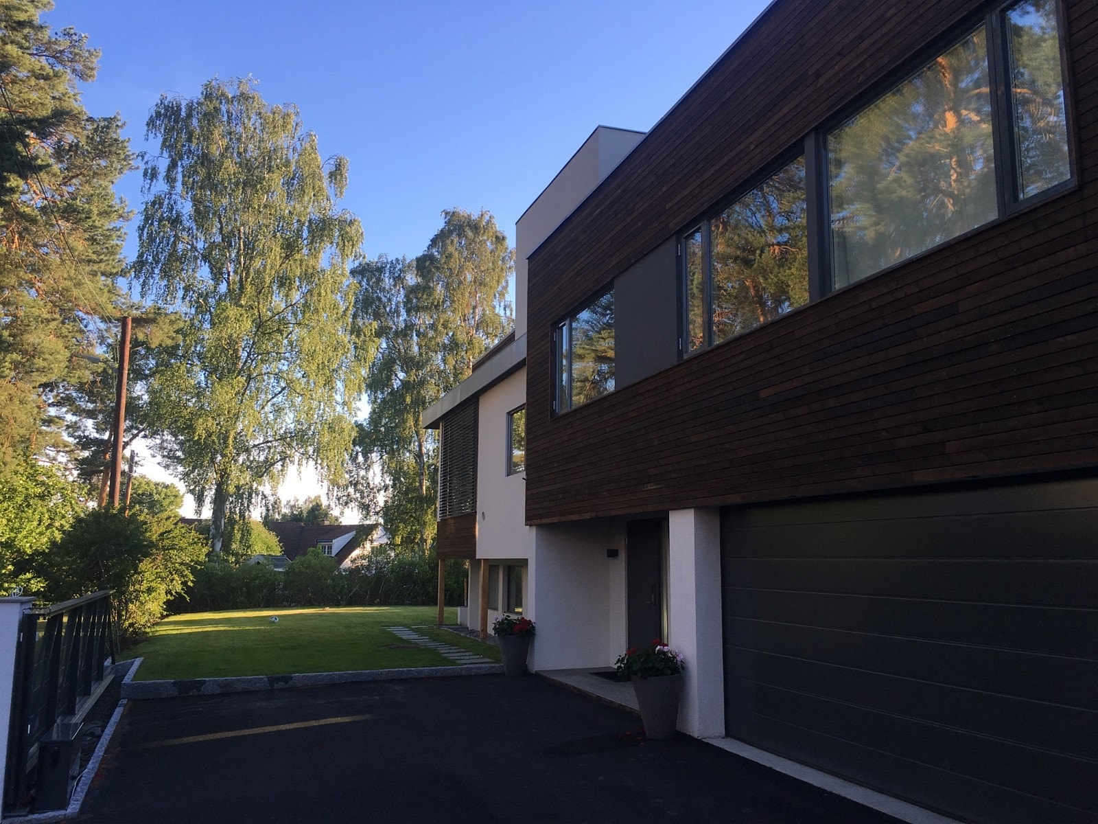 Nytt moderne hus med flott hage Galleribilde