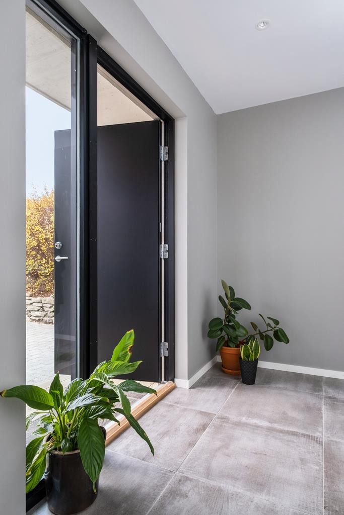 Gang med fliser og varmekabler på gulv. Galleribilde