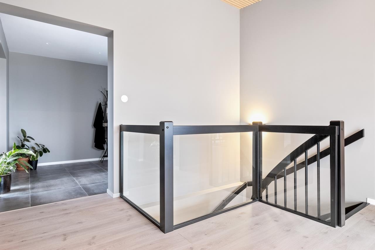 Inngang til stuen og trapp ned til underetasje. Galleribilde