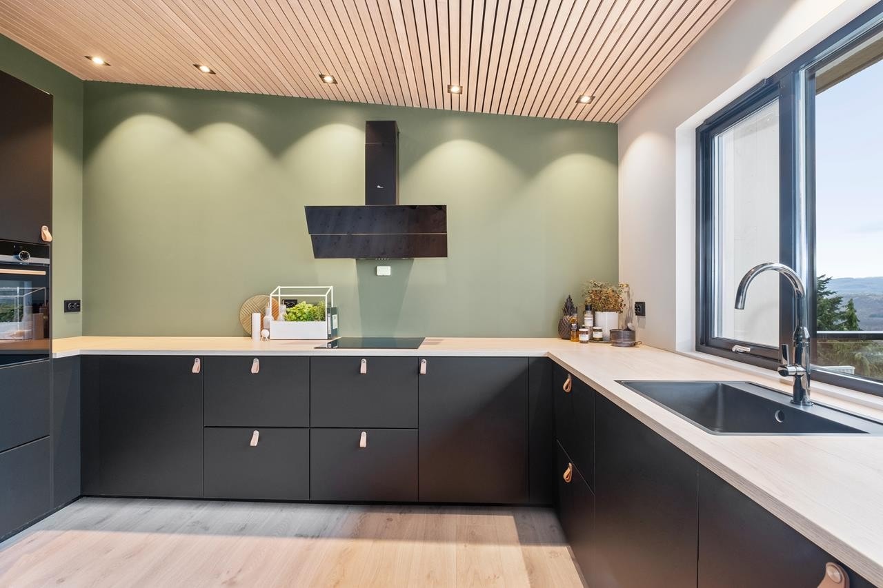 Romslig kjøkken. Galleribilde