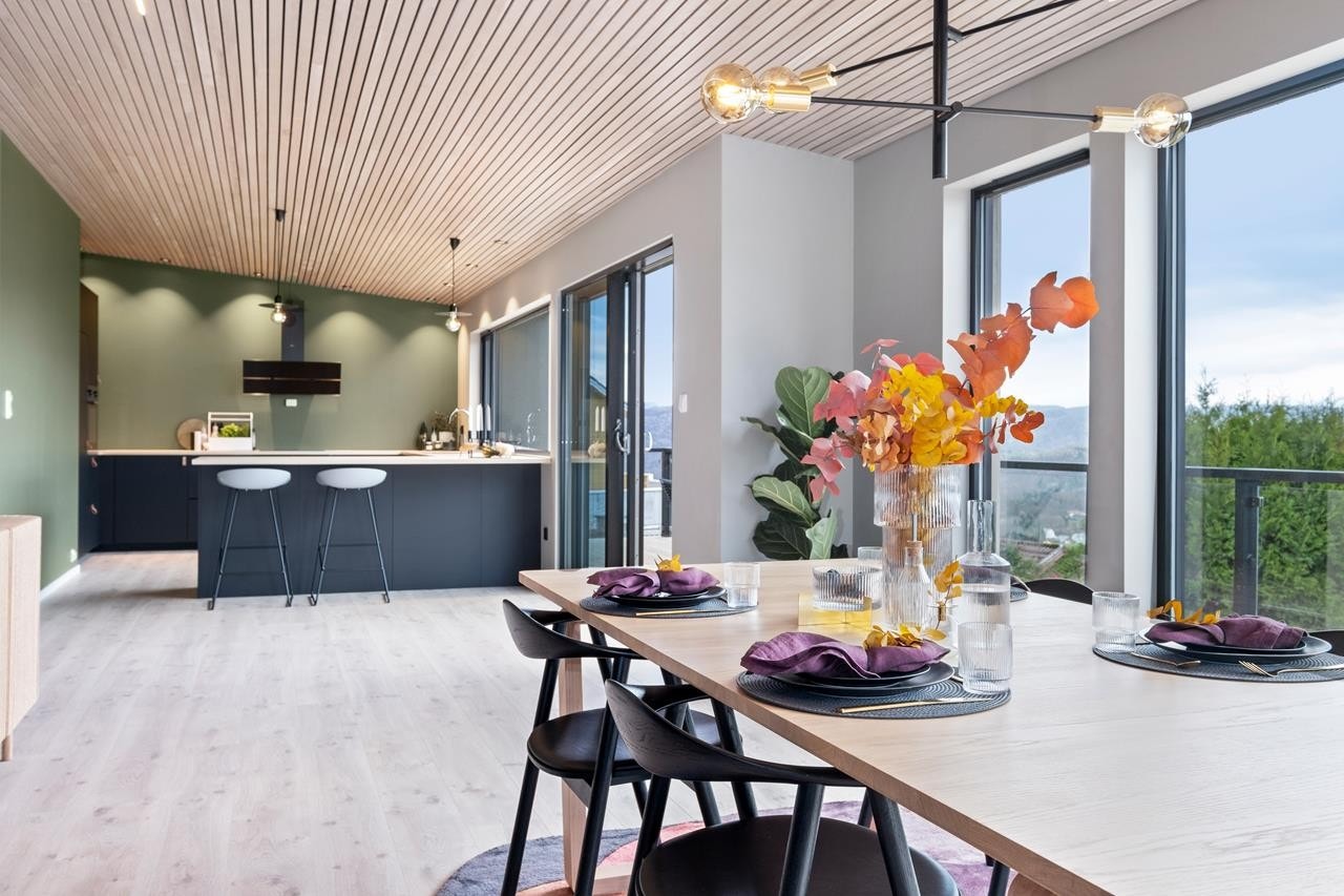 Stuen er praktisk med plass til både spisebord og sofakrok. Galleribilde