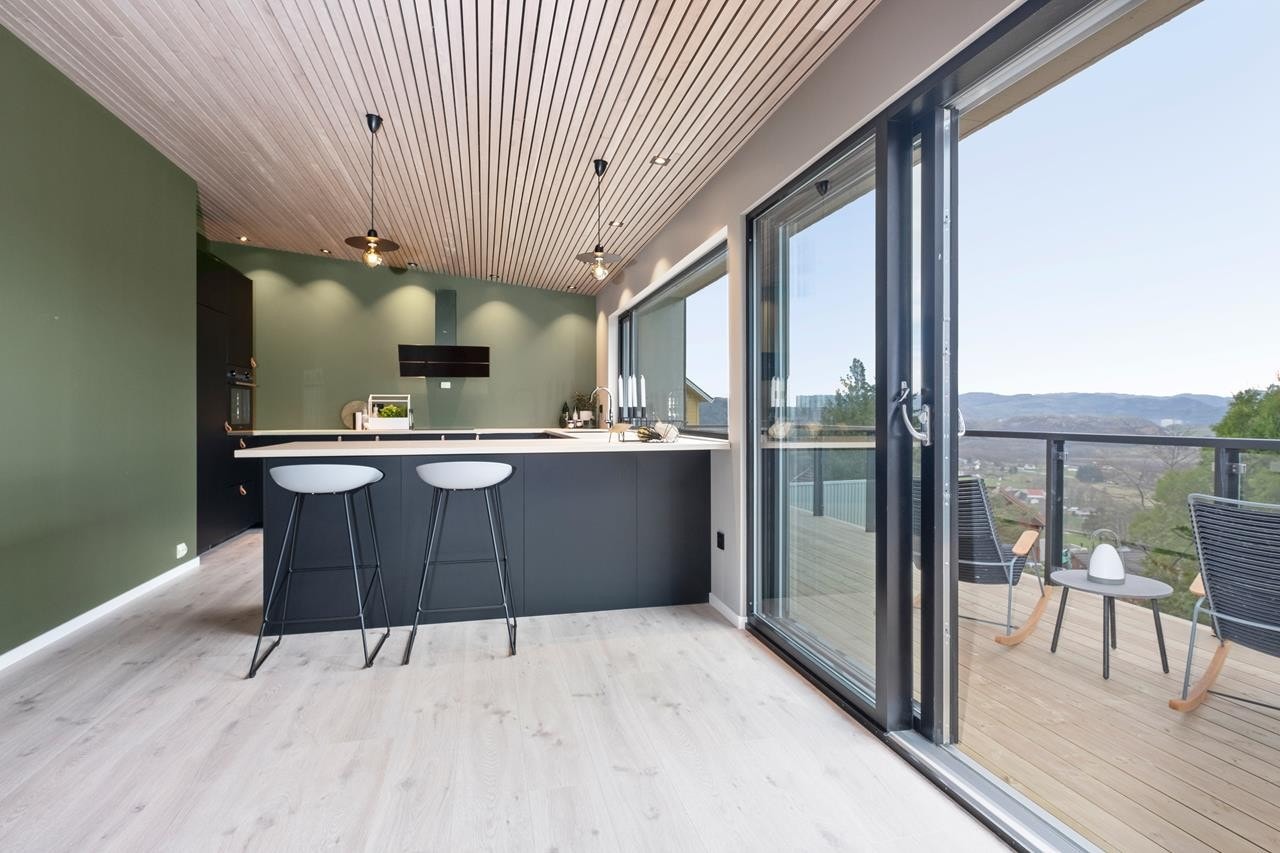 En praktisk halvøy på kjøkkenet med sitteplasser på den ene siden og oppbevaring i skuffer på den andre siden. Galleribilde