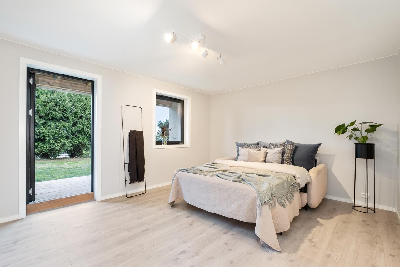 Soverom 3 i underetasjen med utgang til hagen. Galleribilde