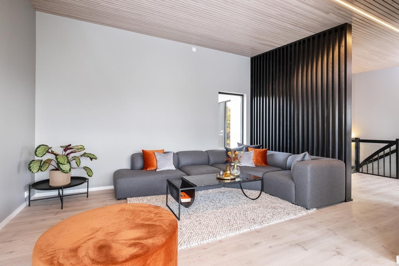 At stuen går i vinkel og er skilt av med en spilevegg gjør at man har mange innredningsmuligheter. Galleribilde