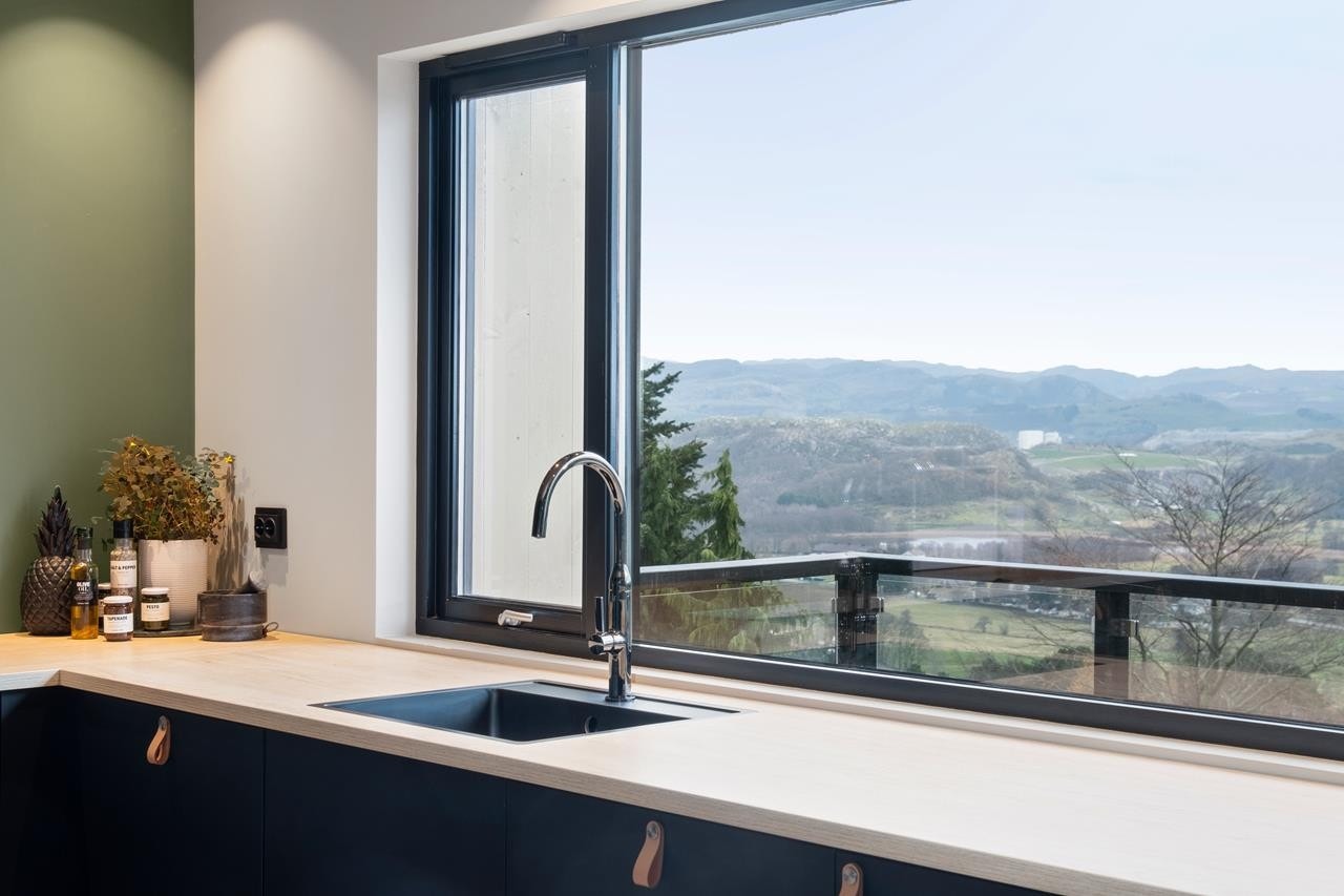 Nedfelt vask og integrerte hvitevarer. Galleribilde