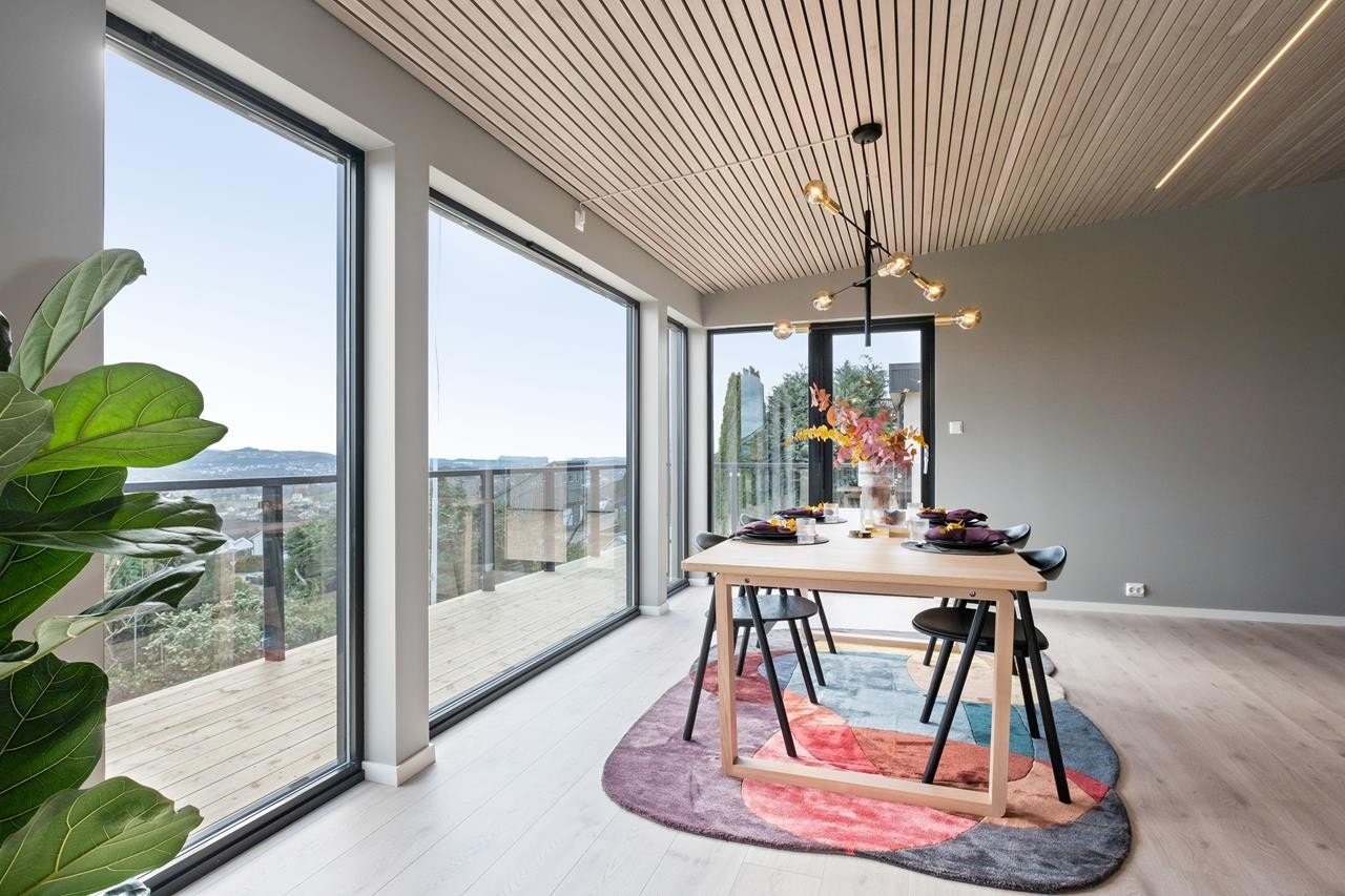 Fra stuen er det utgang til terrassen som strekker seg langs hele fronten samt mellom bolig og garasje. Galleribilde