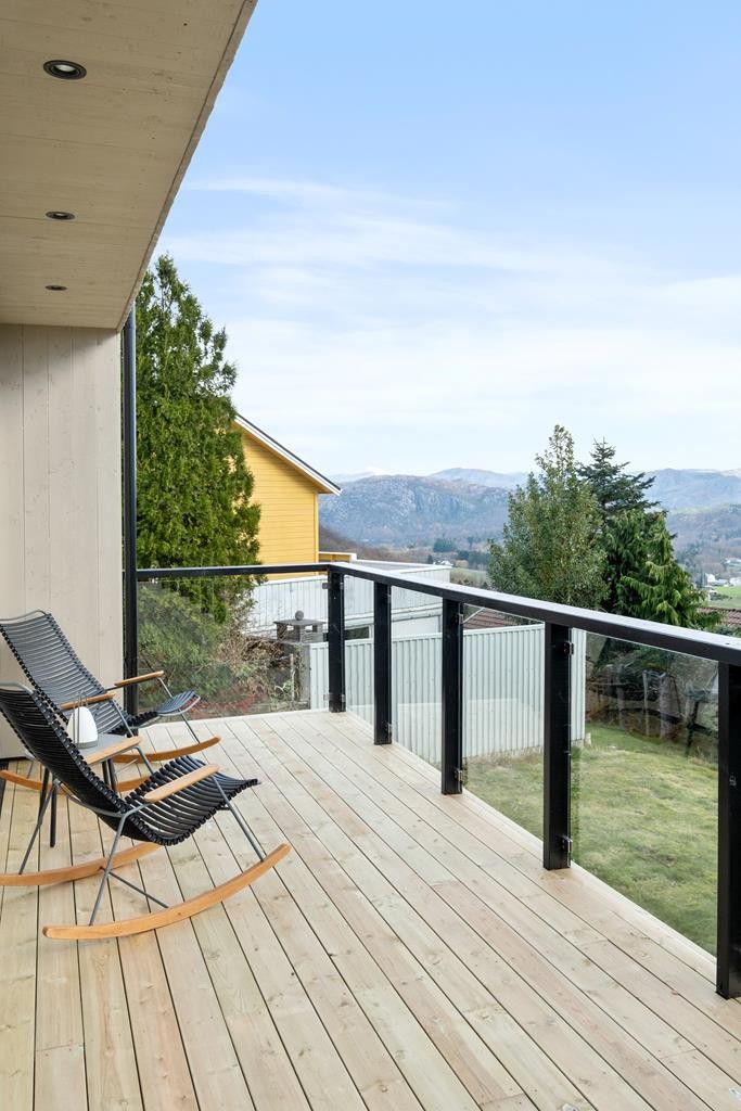 Terrasse på fremsiden av boligen. Galleribilde