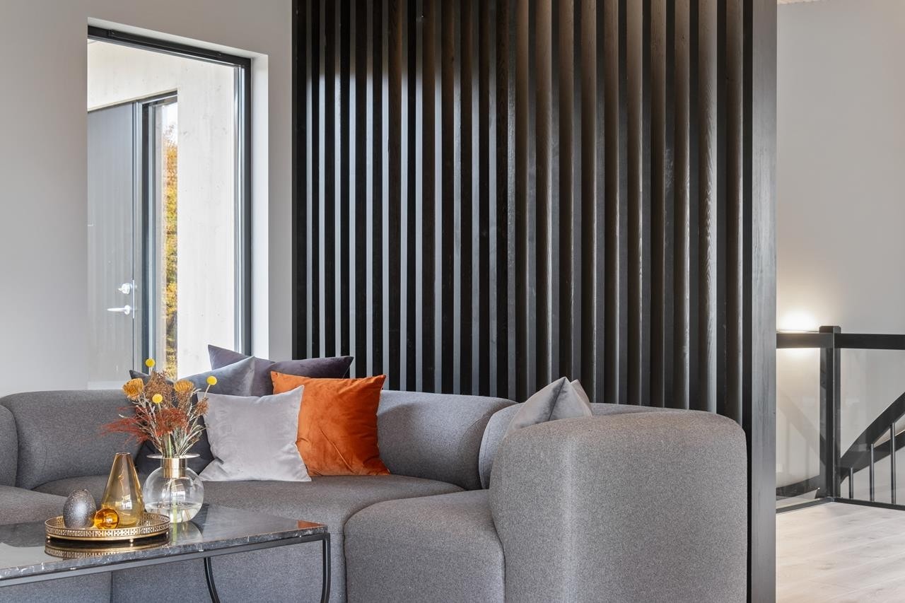 Gjennomgående lys i stuen gir en luftig og lys atmosfære. Galleribilde