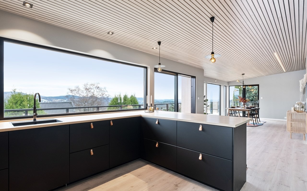 Et flott kjøkken med godt med skap og skuffeplass, samt en stor arbeidsbenk. Galleribilde