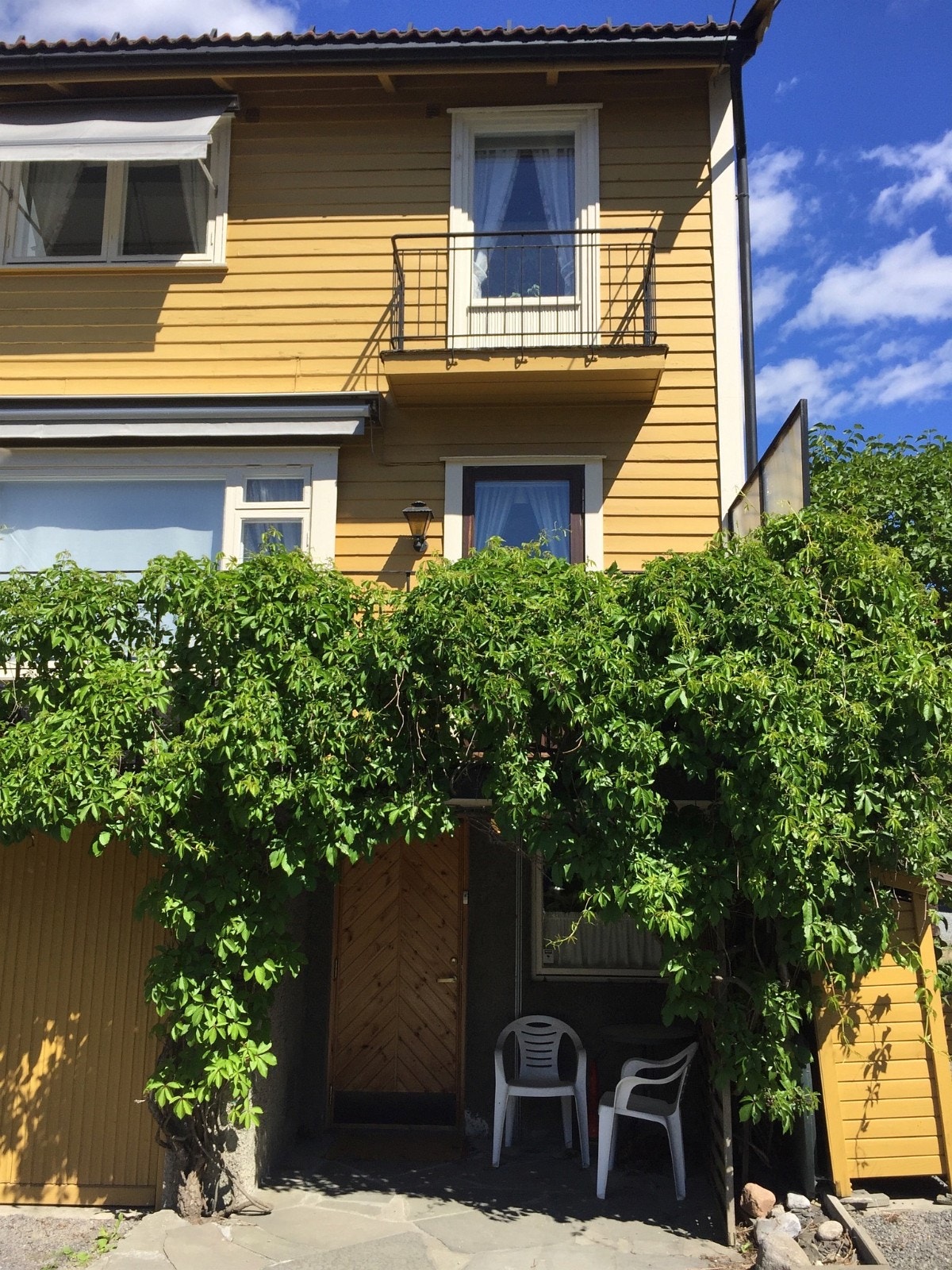 Egen inngang på baksiden av huset. Galleribilde