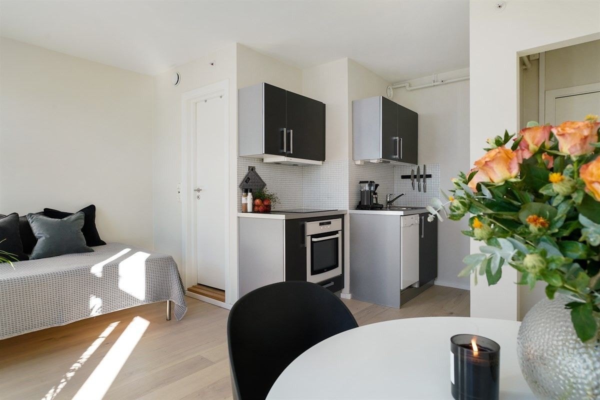 Kjøkkendel med kjøkkeninnredning fra 2010 med integrerte hvitevarer. Galleribilde