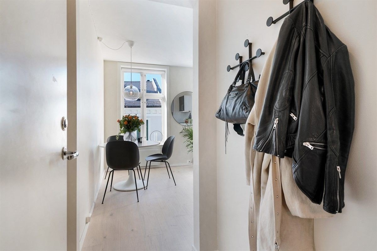 Fra hallen inn i stua. Galleribilde