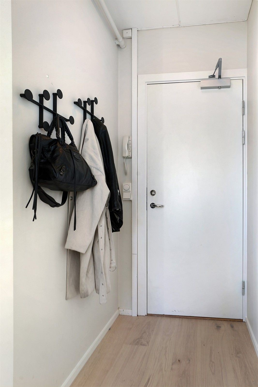 Hallen med lydisolert dør og calling anlegg. Galleribilde