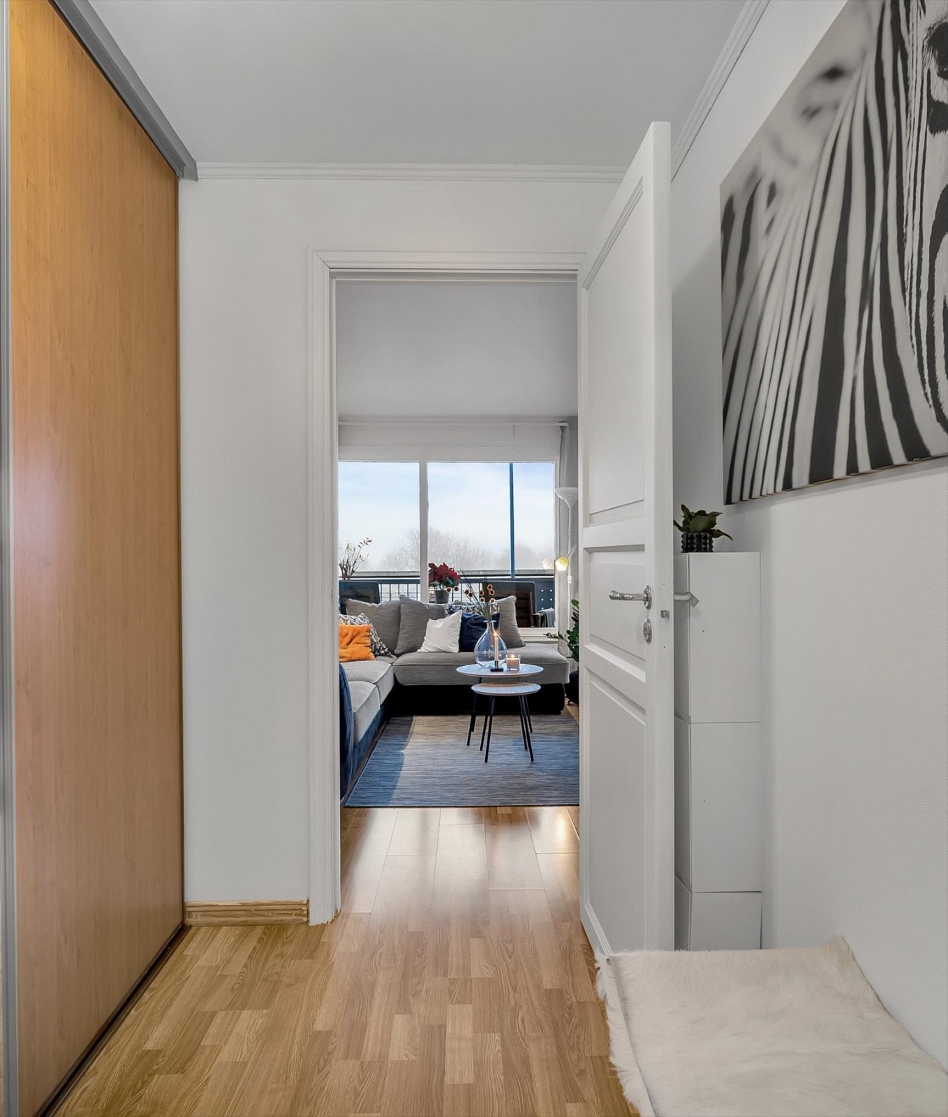 Gang med skyvedørsgarderobe Galleribilde