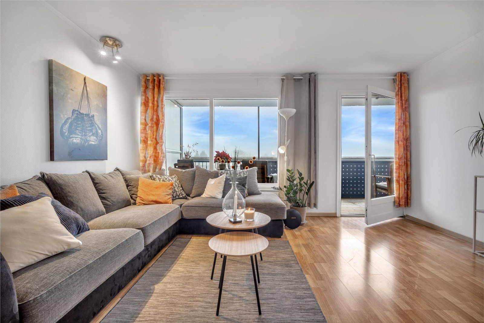 Lys og pen stue med utgang til balkong med flott utsikt Galleribilde