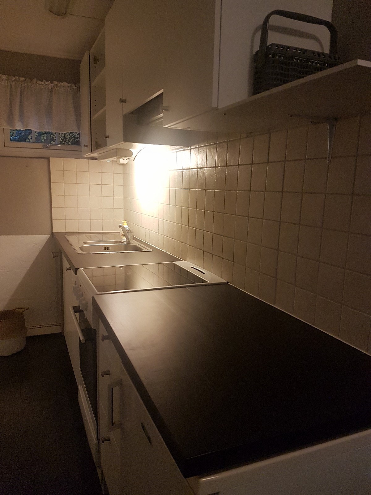 kjøkkendel, med komfyr og oppvaskmaskin, og kjøleskap Galleribilde