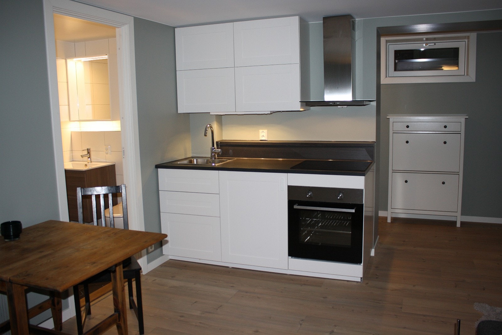 Nyere kjøkken med integrerte hvitevarer Galleribilde