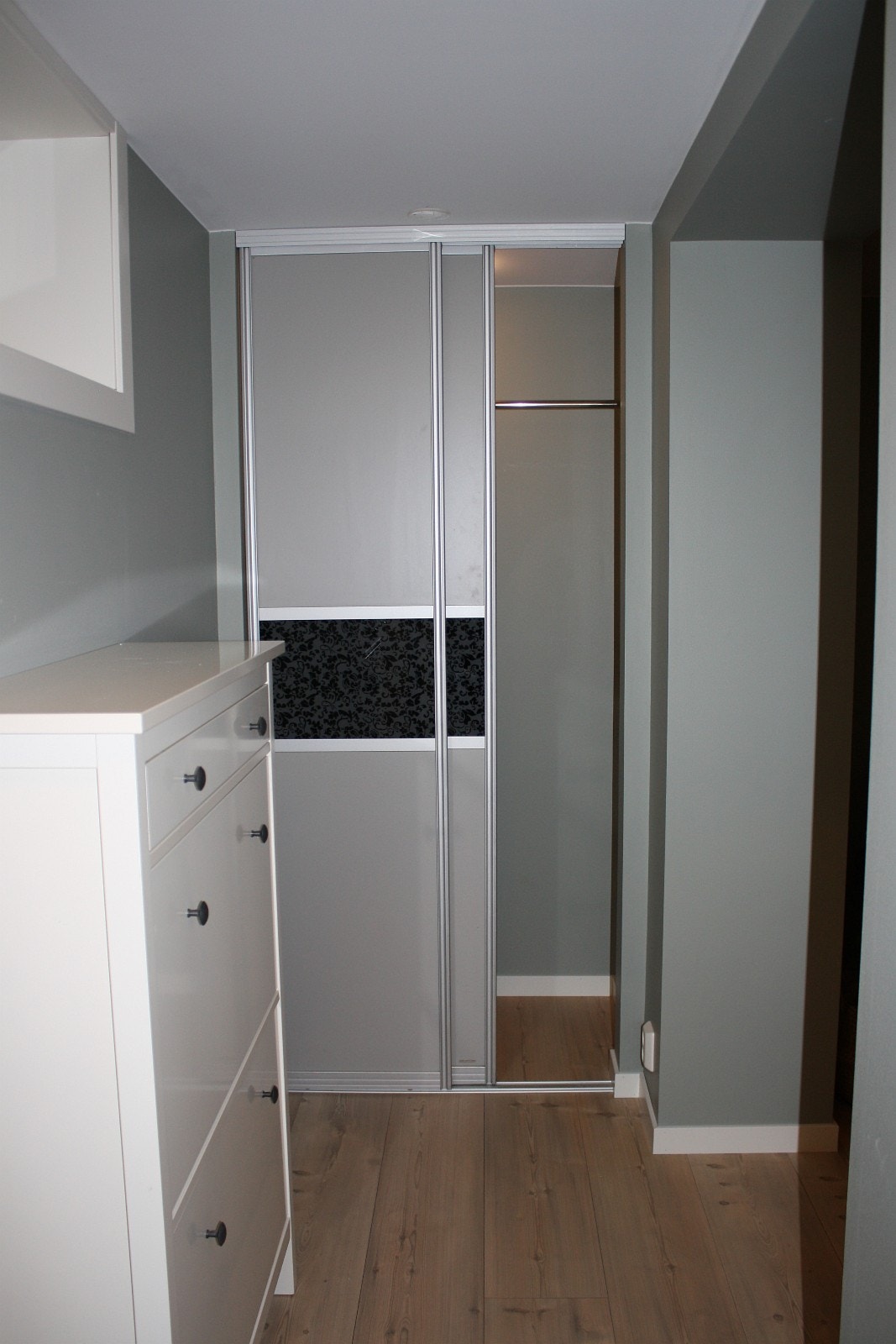 Skoskap og garderobe i gang Galleribilde