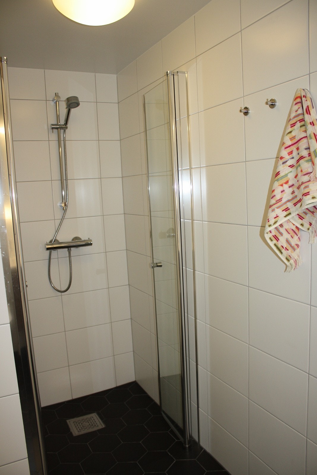 Nyere bad med romslig dusjløsning Galleribilde