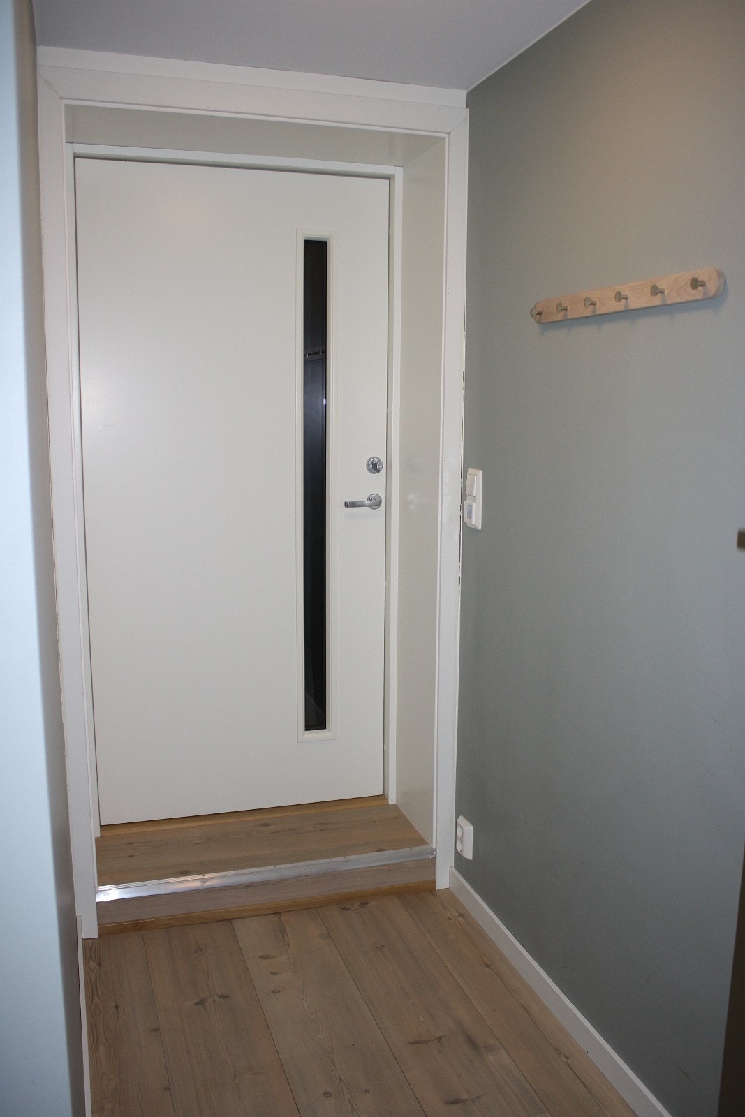 Egen inngang fra hagen med overbygget inngangsparti Galleribilde