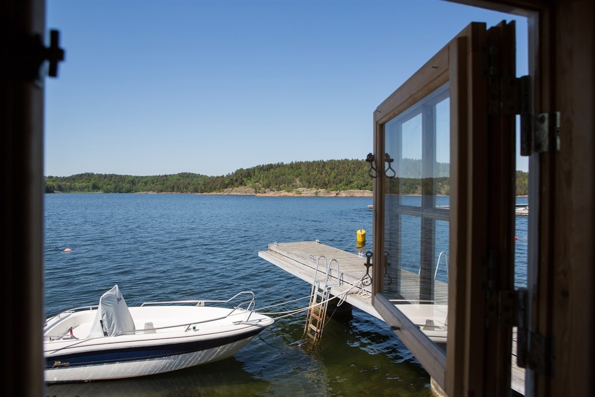 Utsikt fra sjøbod mot 2 båtplasser Galleribilde