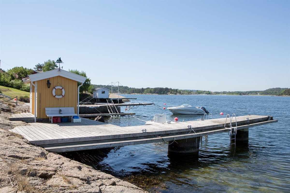 Sjøbod + privat brygge med 2 båtplasser Galleribilde
