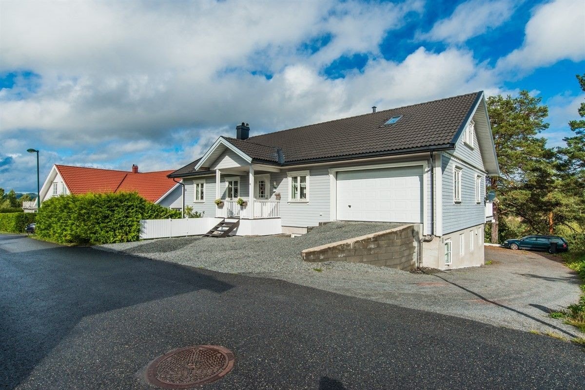 Inngang / garasje med inngang fra innsiden av huset ( huset er nå malt grått og hvitt) Galleribilde