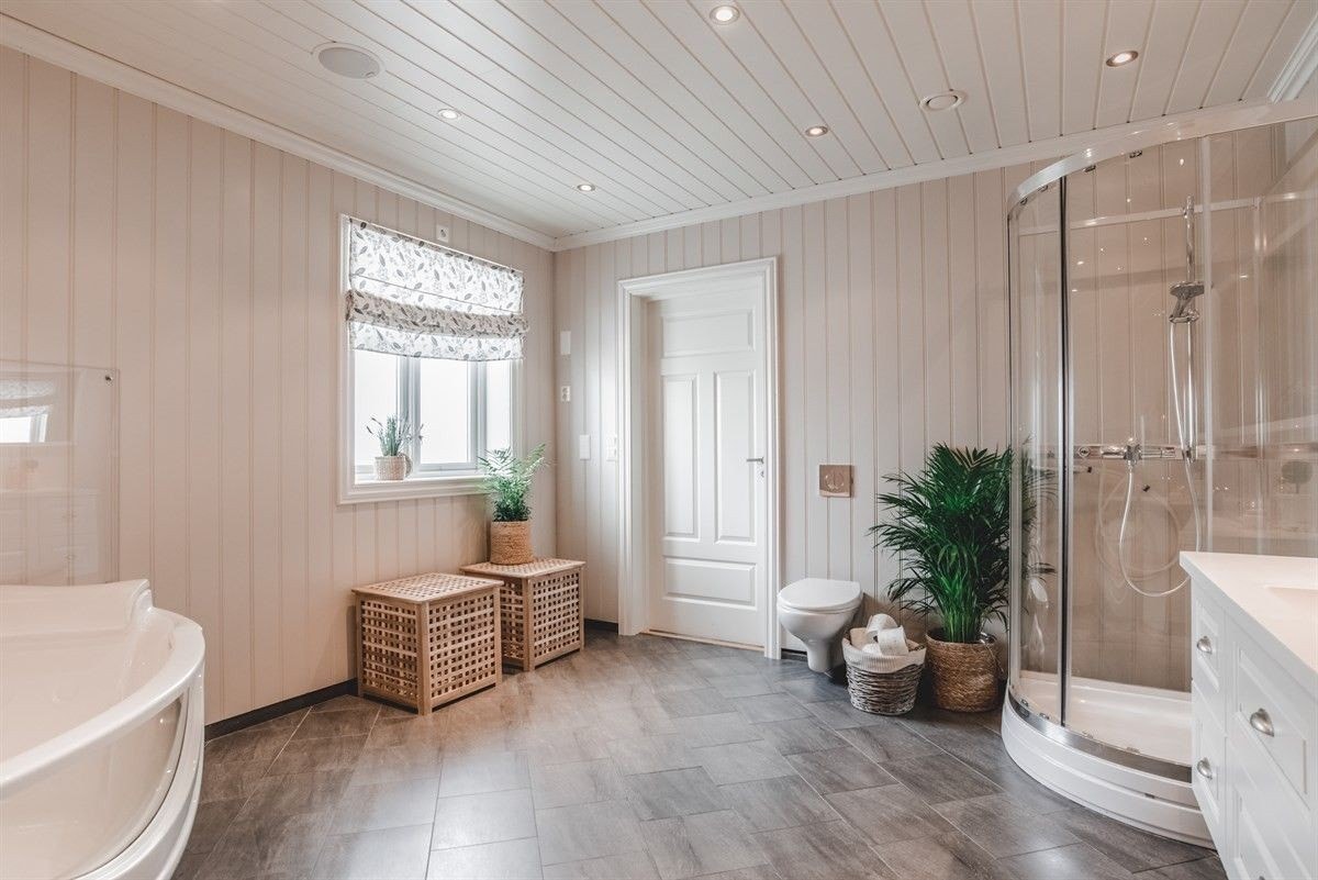 Stort bad med dusj og boblebad Galleribilde