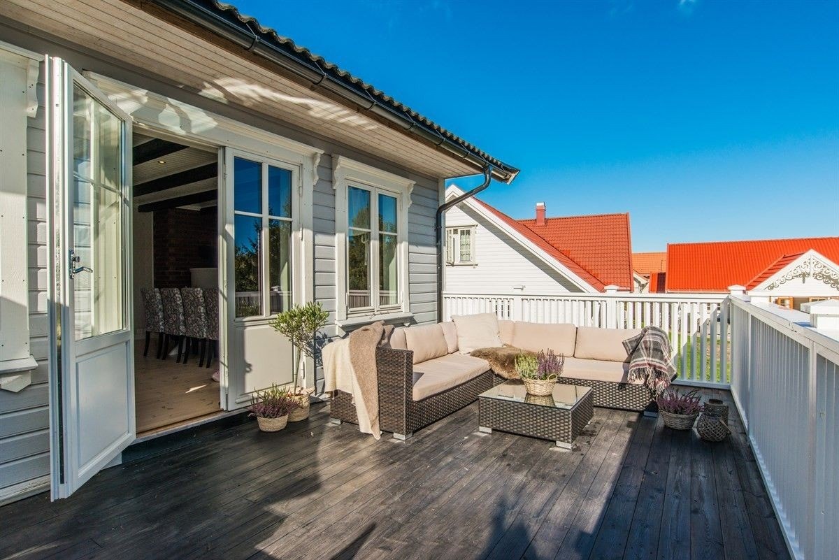 Stor terrasse med utgang fra stue. Merk, den ene terrassedøren er litt vanskelig å håndtere, men det er to utganger. Galleribilde