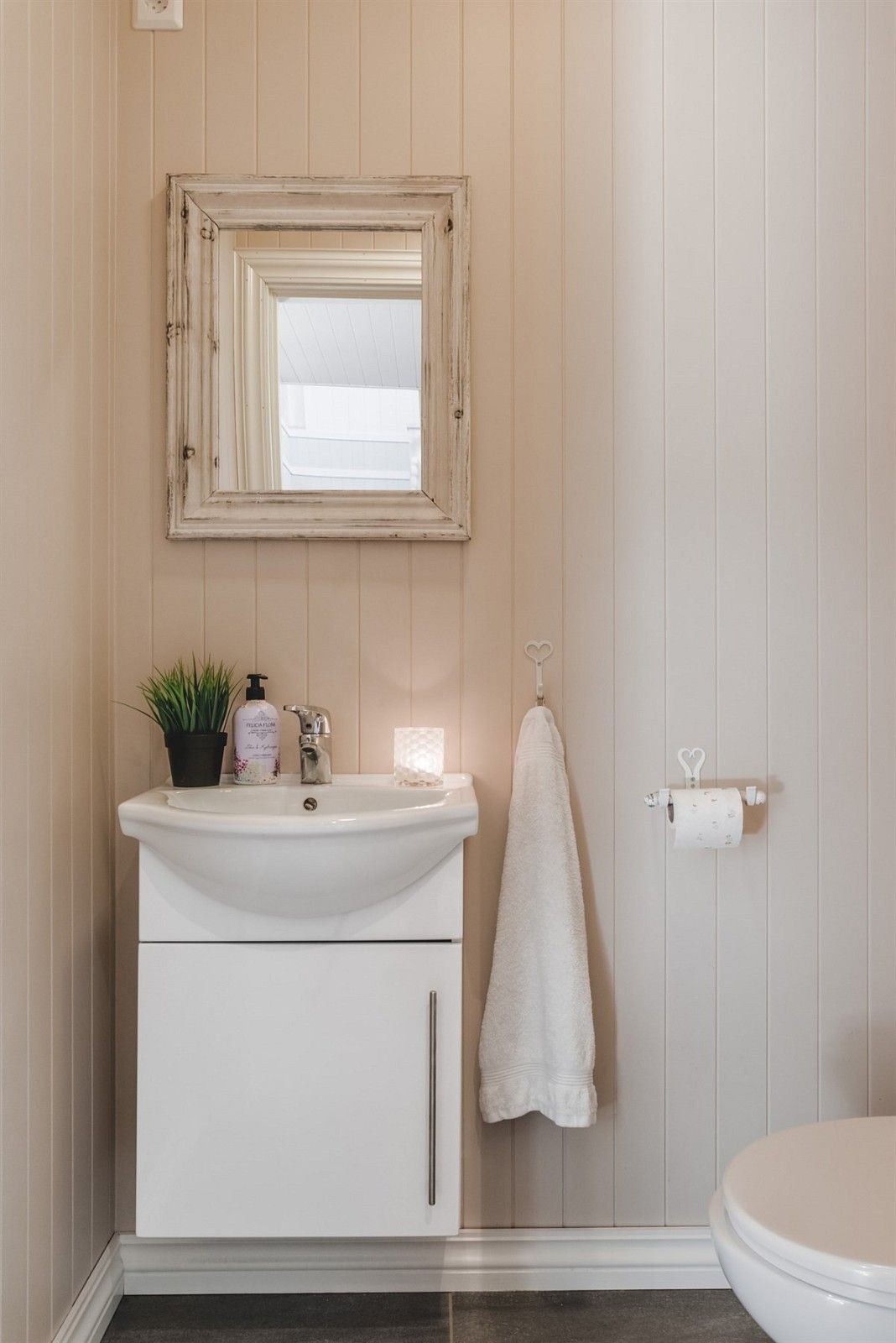 Liten wc og vask i rommet ved siden av hovedbad Galleribilde