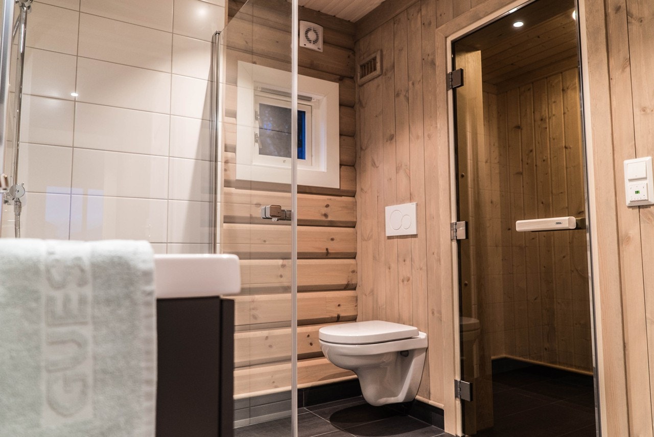 Hovedbadet er også tilknyttet rom klargjort for badstue, som også kan fungere utmerket som garderobe Galleribilde